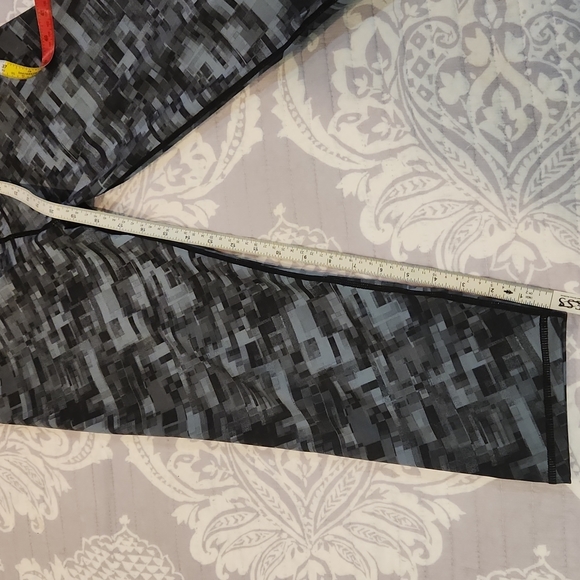 Prana Capri leggings...perfect for yoga, walking,  running etc. Great condition! - Picture 8 of 9